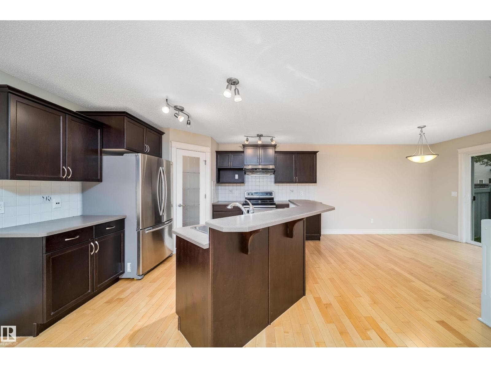 11312 13 AVE SW SW — photo 2