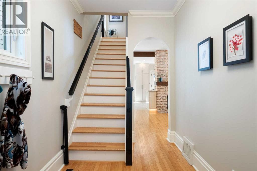 521 10 Avenue NE — photo 4
