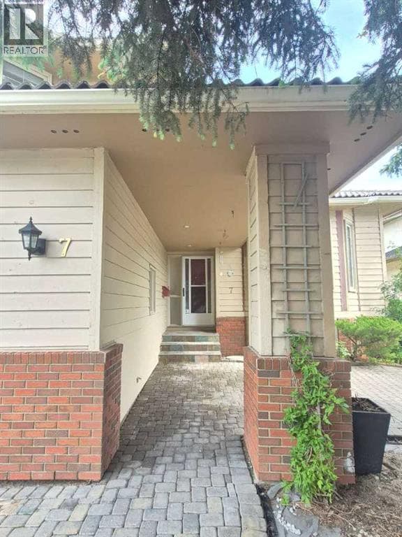 7 Suncastle Crescent SE — photo 2