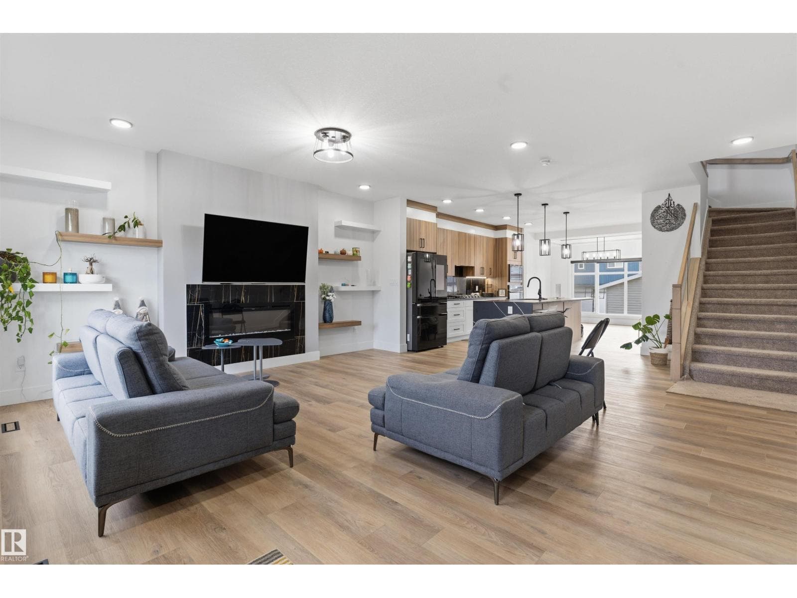4373 37 ST — photo 3