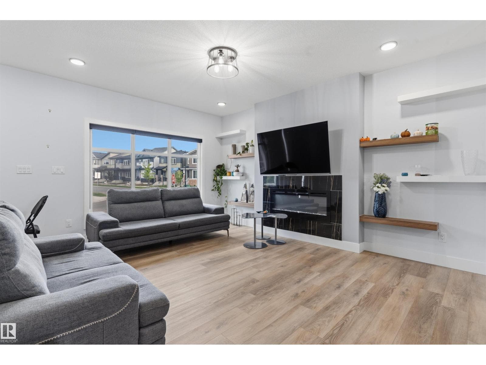 4373 37 ST — photo 5