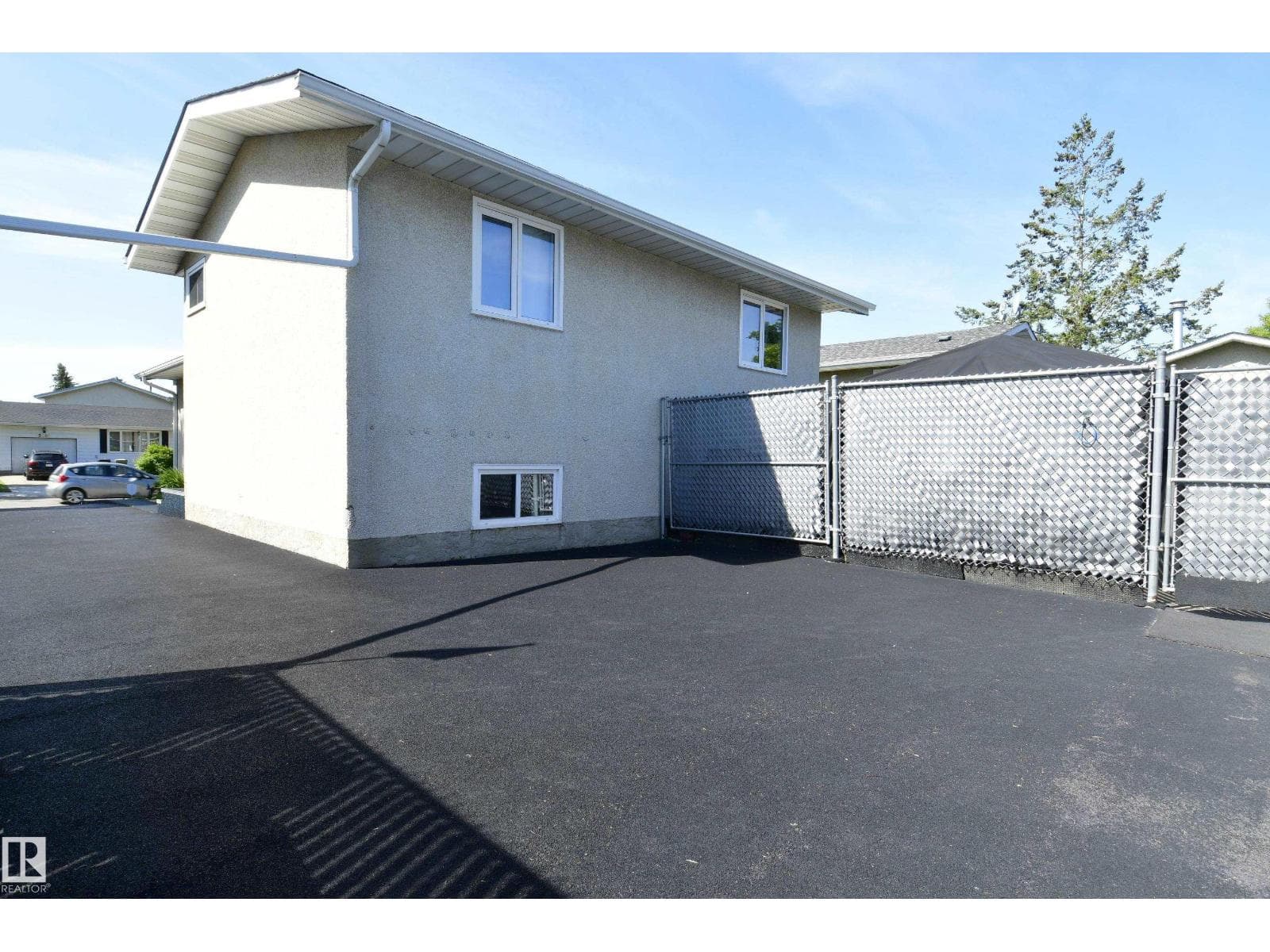 5012 57 AV — photo 3
