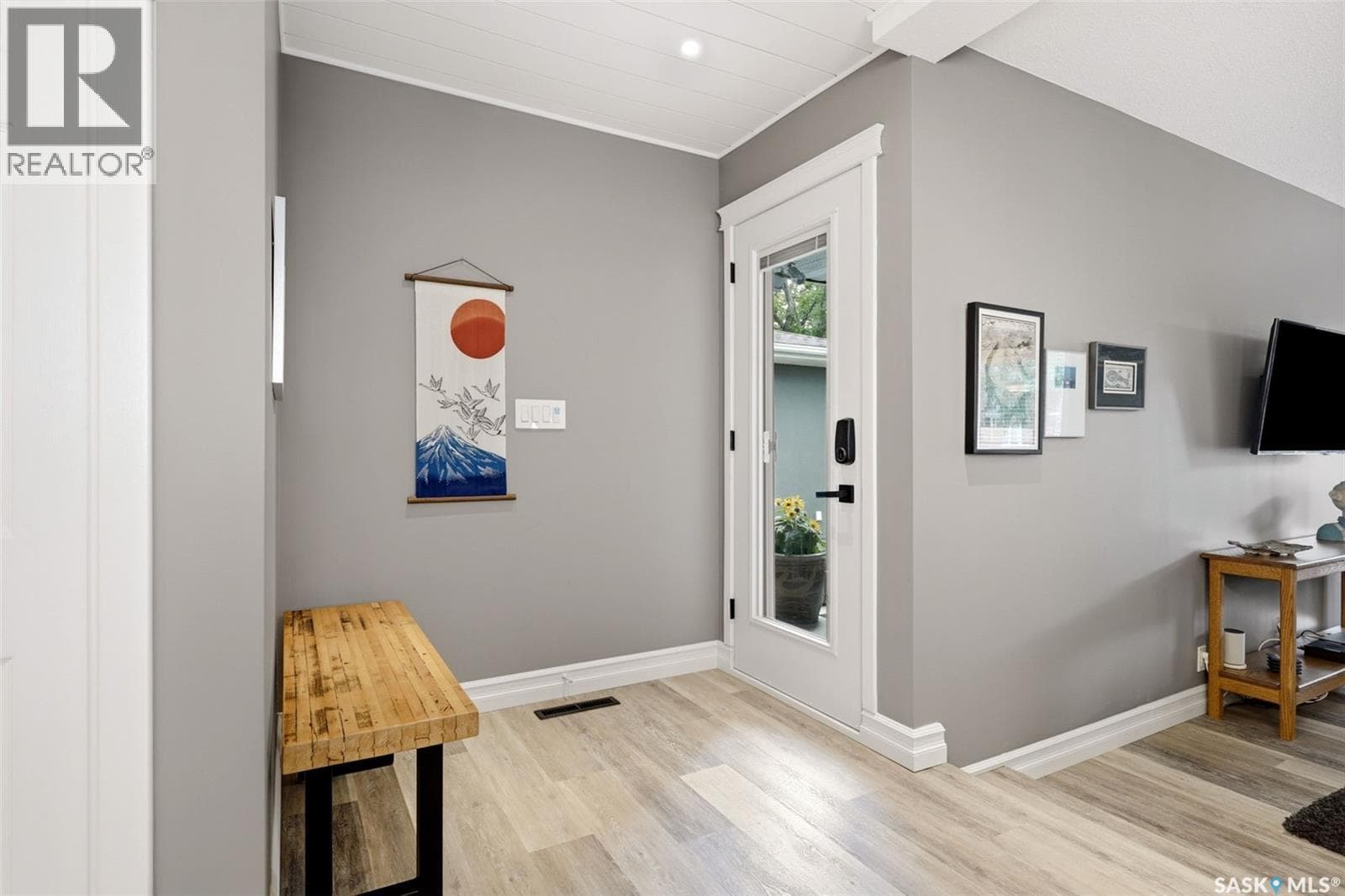 82 Compton ROAD — photo 3