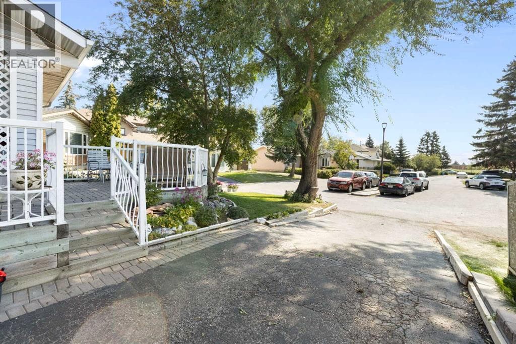 243 Radcliffe Place SE — photo 2