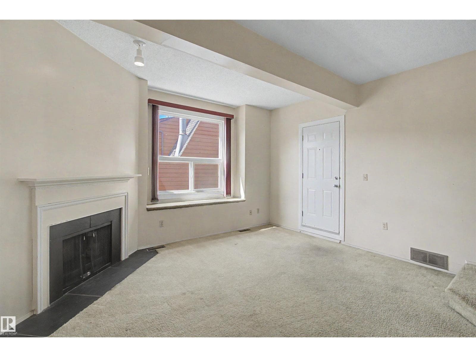 5953 40 AV NW — photo 5
