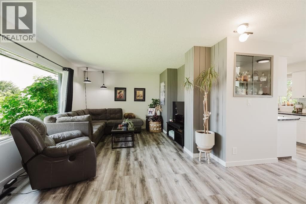10415 111 Avenue — photo 3