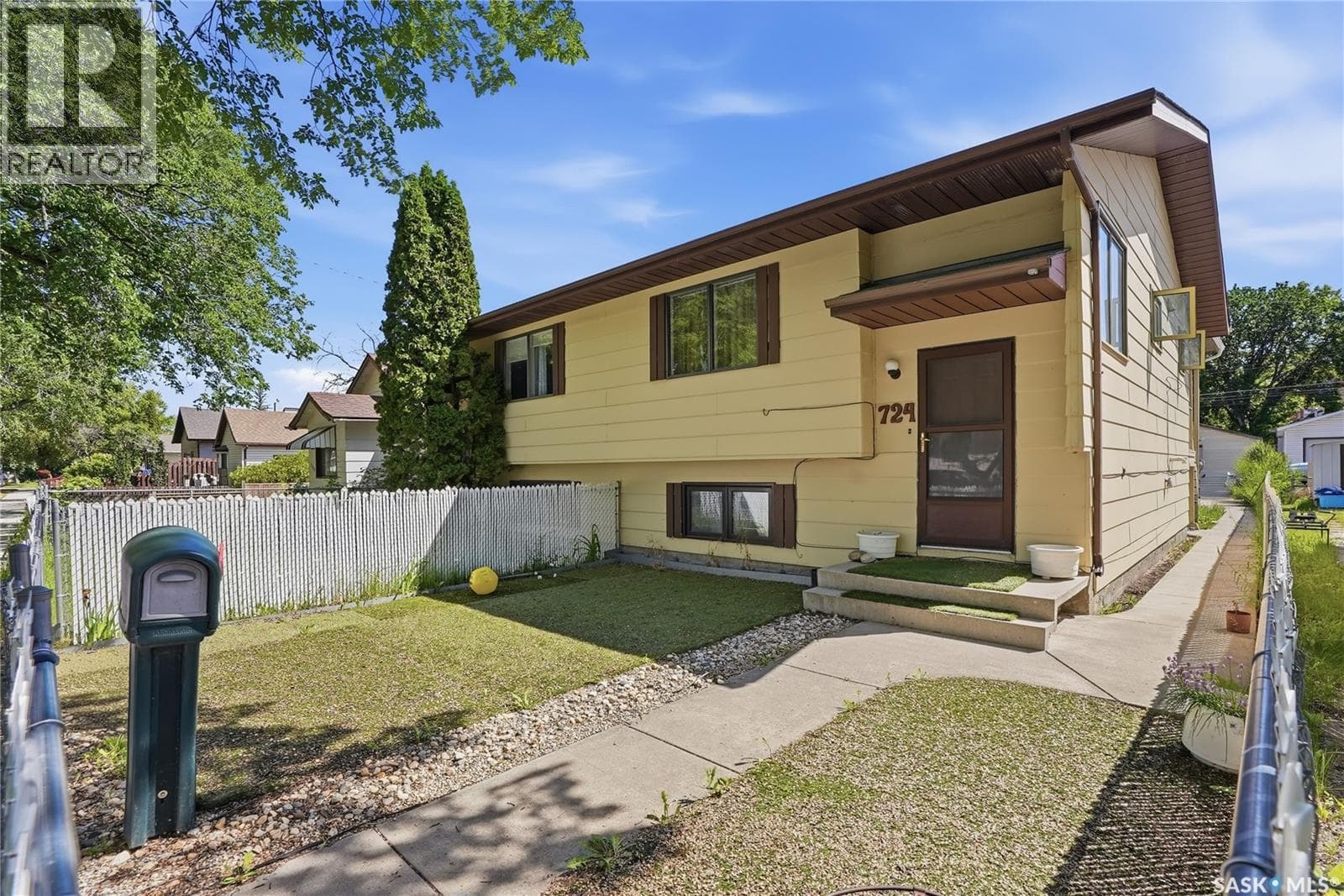 724 M AVENUE S