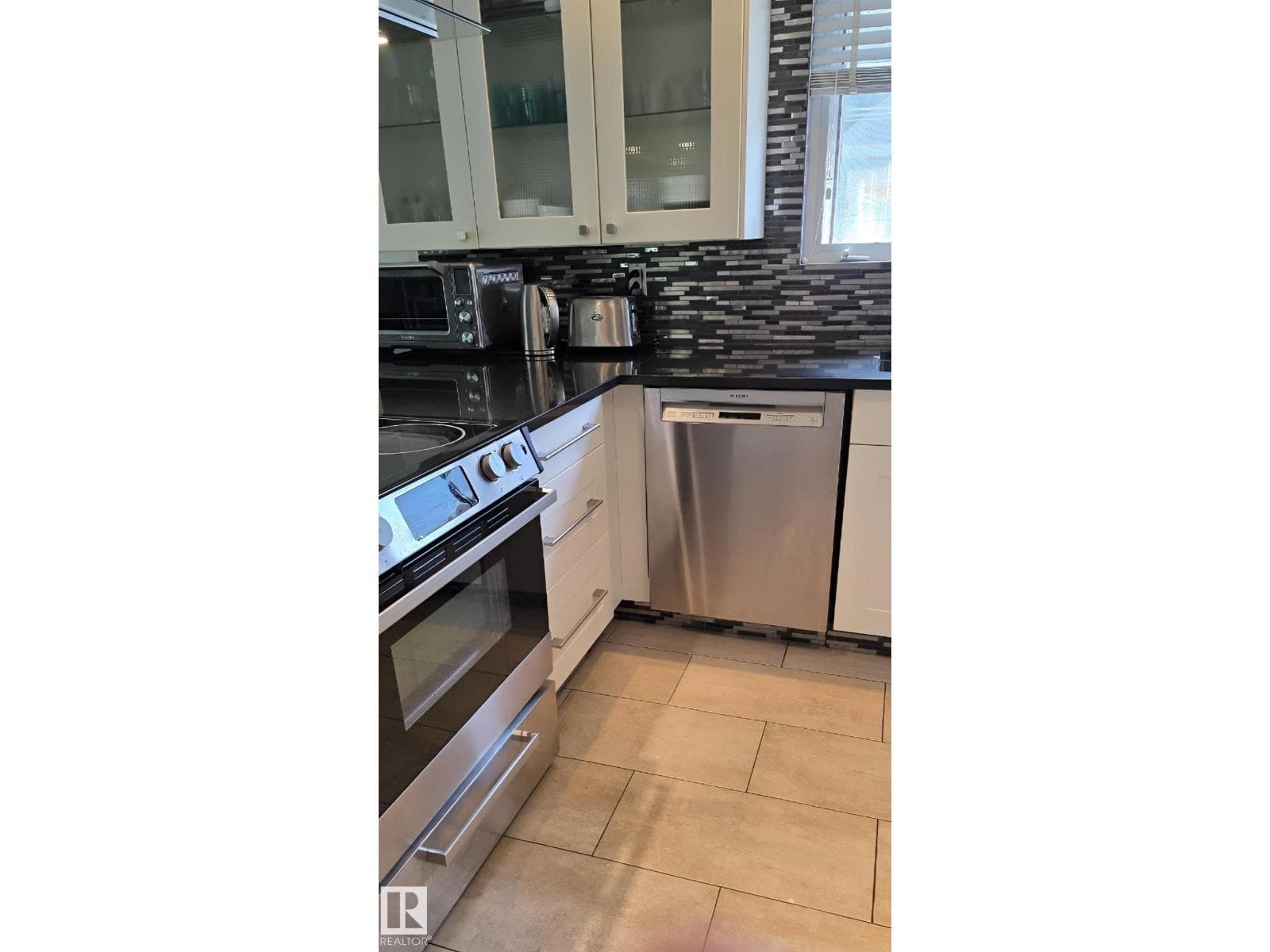 6704 93 ST NW — photo 5