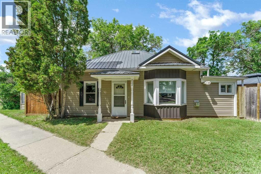 212 6 Street SE — photo 2