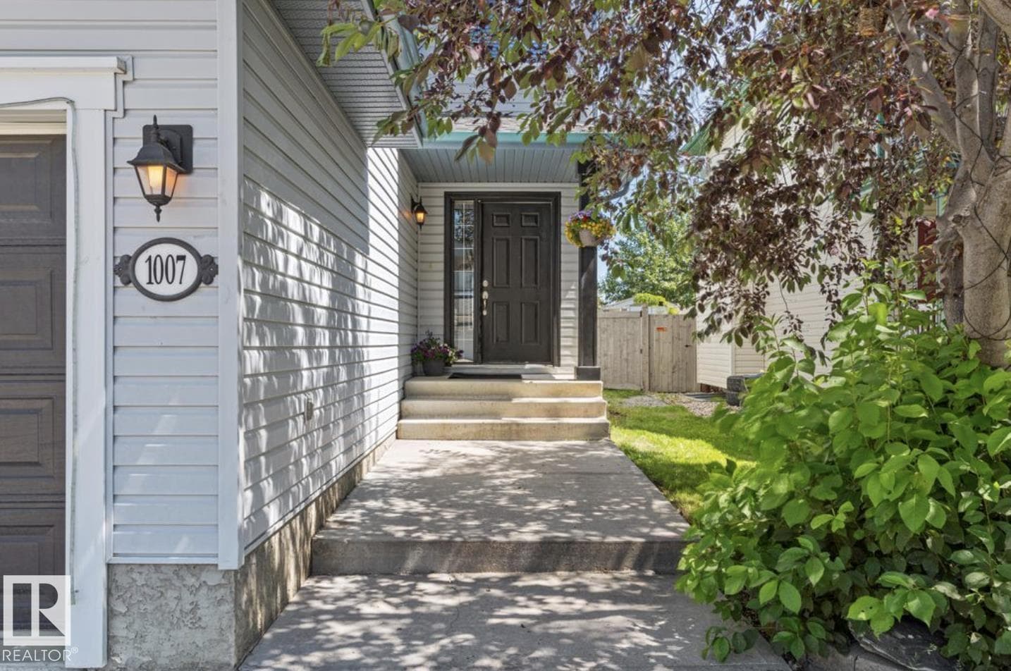 1007 Macewan Cl SW — photo 4