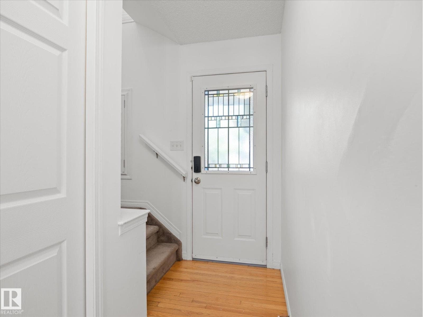 12126 16 AV SW — photo 3