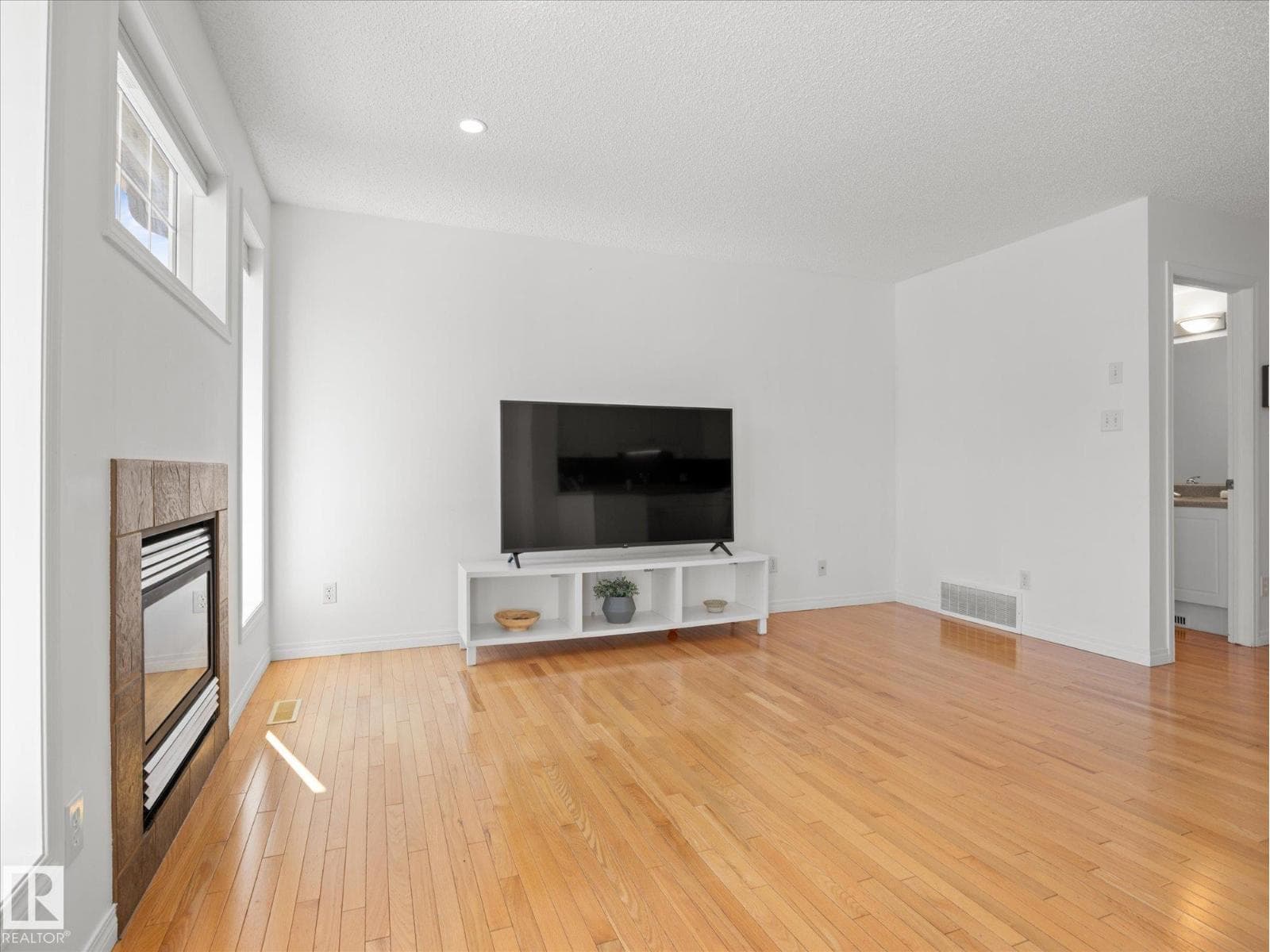 12126 16 AV SW — photo 5