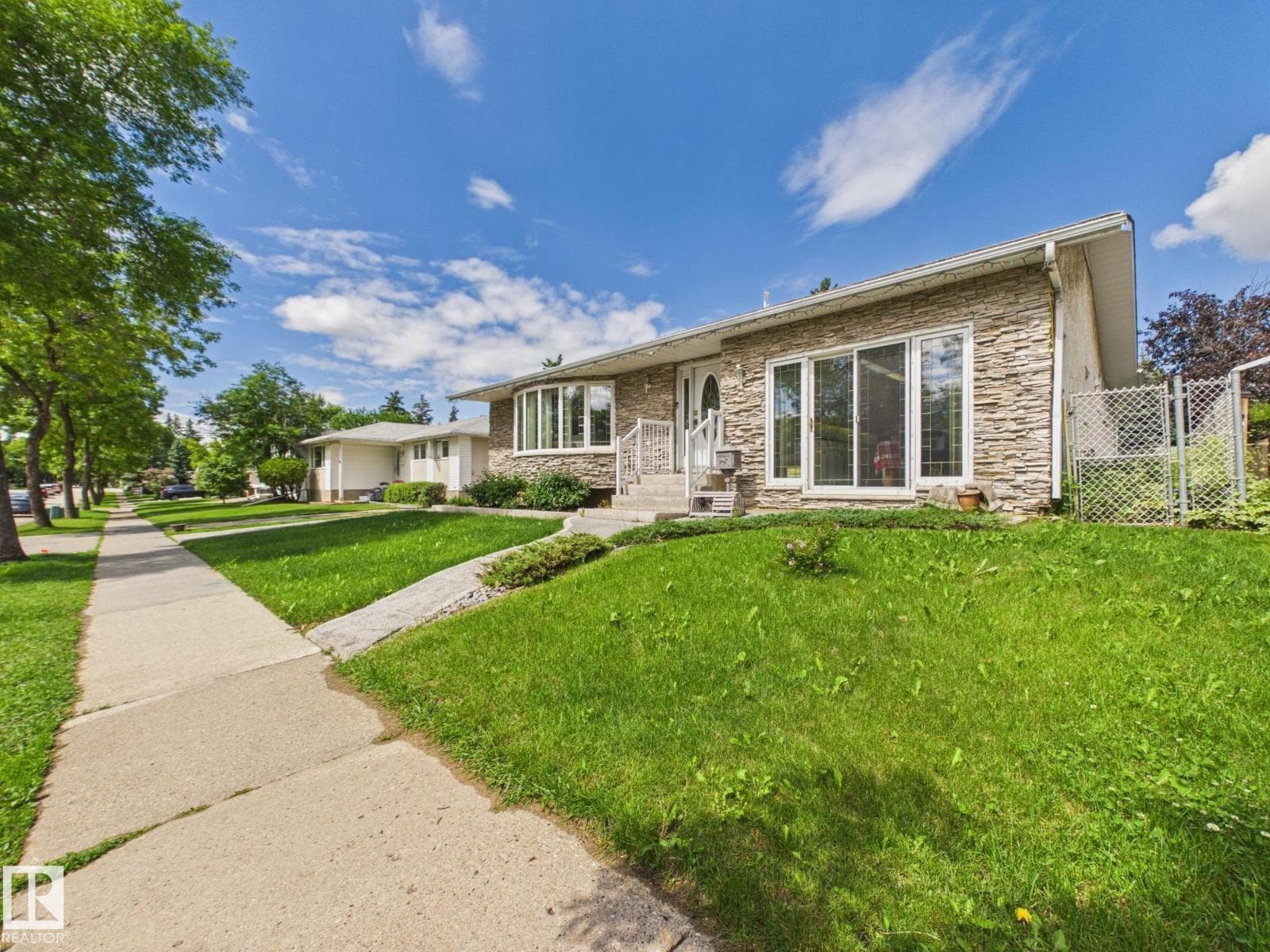 15 Akins DR — photo 4