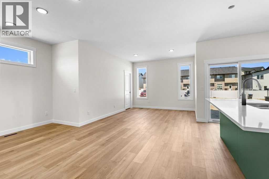 25 Ian Way — photo 5