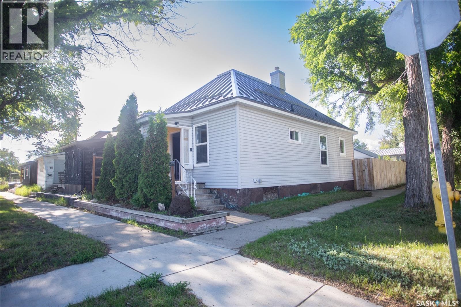 1102 19th STREET W