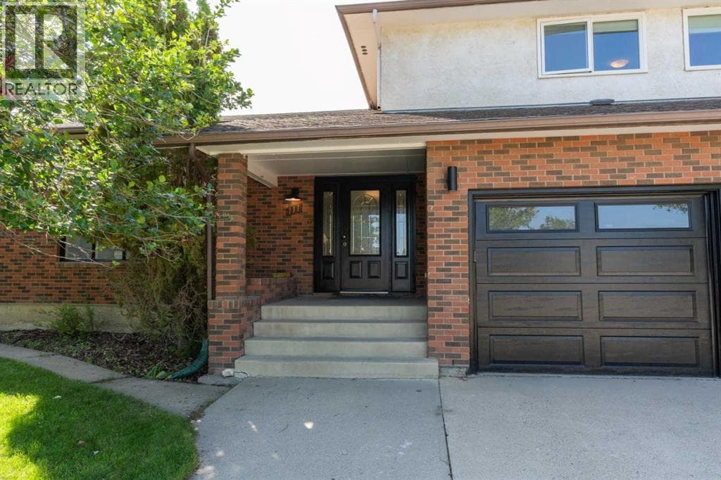 111 Temple Crescent W — photo 3