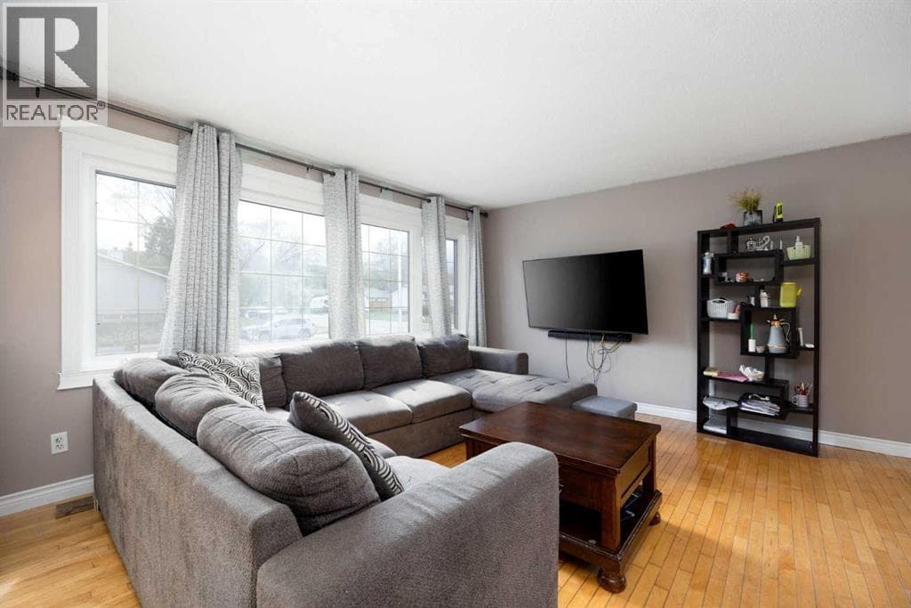 34 Biggs Avenue — photo 2