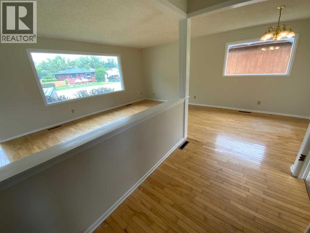 521 4 Street SE — photo 4