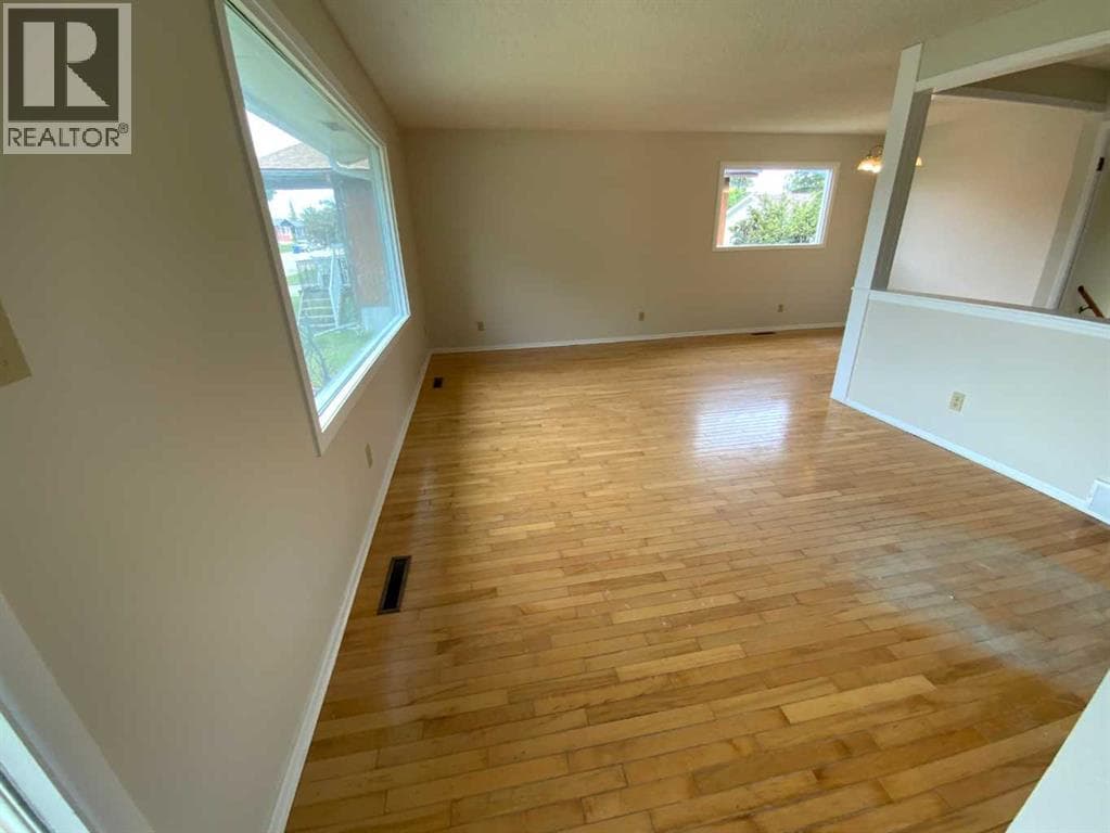 521 4 Street SE — photo 2
