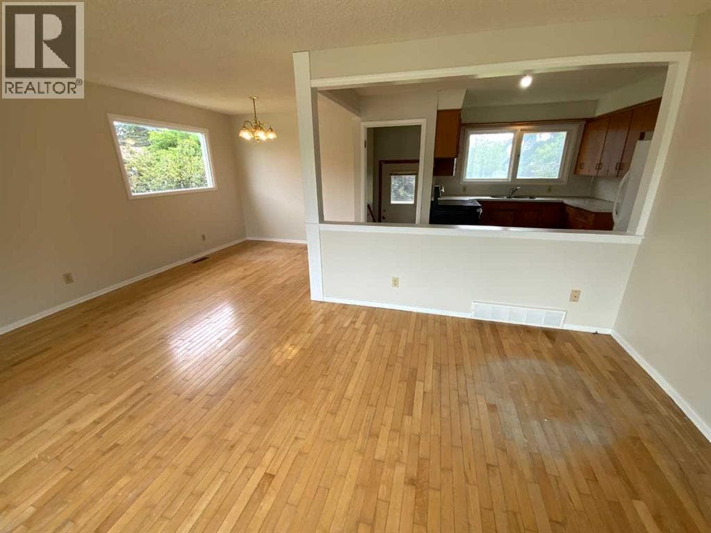 521 4 Street SE — photo 3