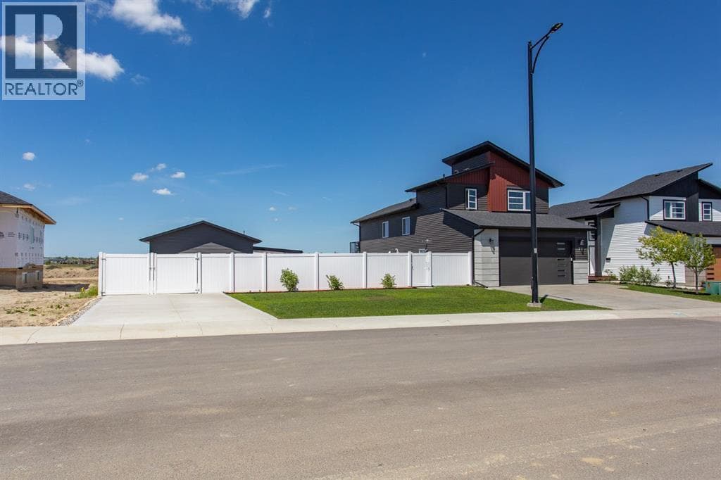70 PARLBY Crescent — photo 3