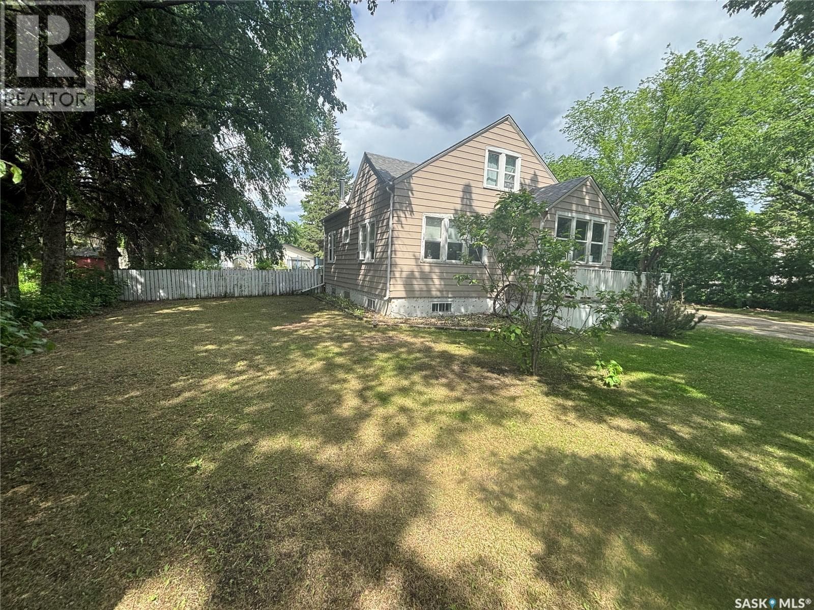 208 Stovel AVENUE E — photo 2