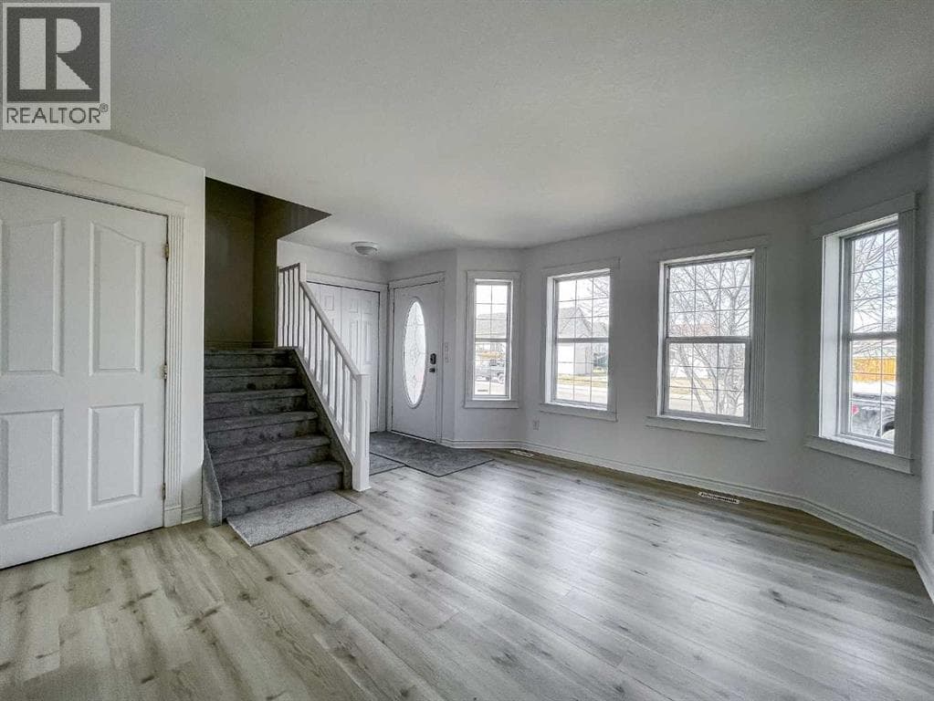 133 Diefenbaker Drive N — photo 3