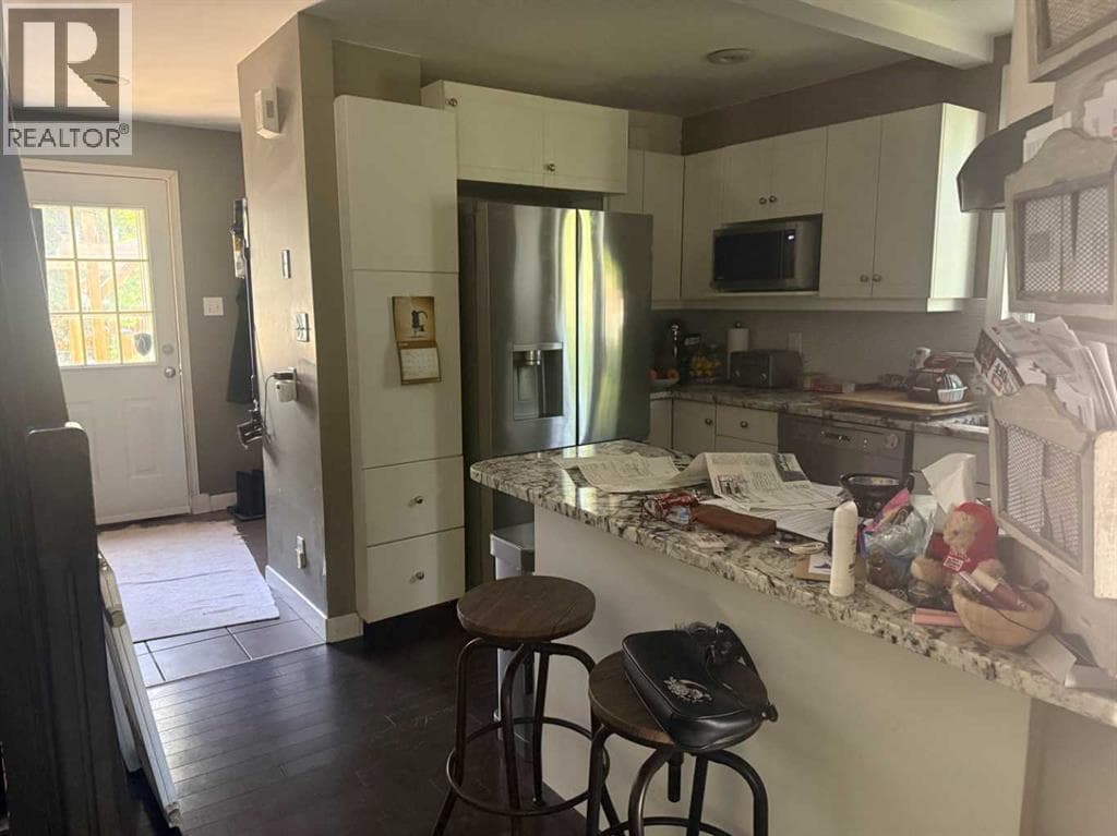 1141 Regent Crescent NE — photo 4