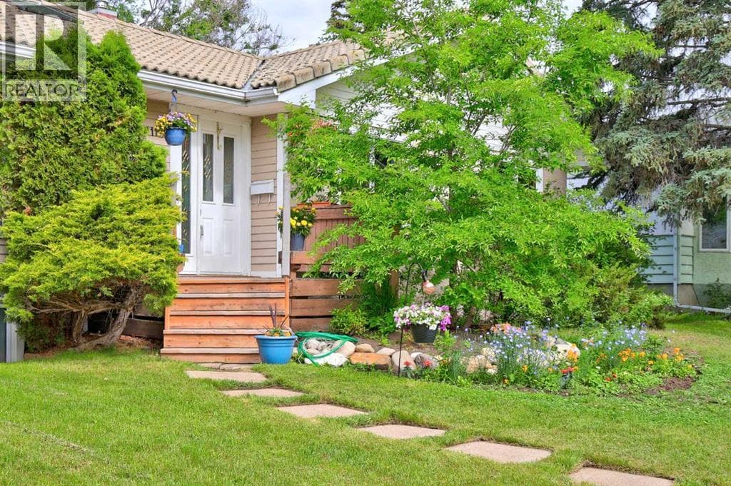 4911 43 Street SW — photo 2