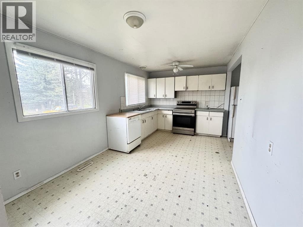 5536 47A Street — photo 2