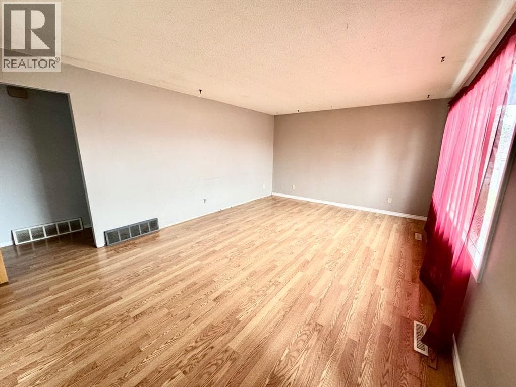 5536 47A Street — photo 4