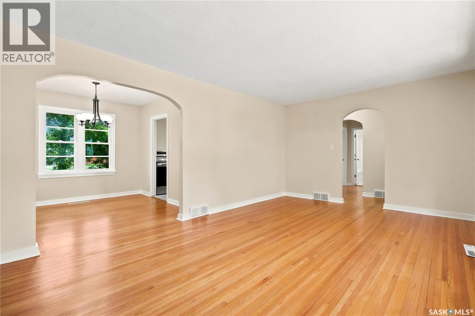 2928 Queen STREET — photo 2