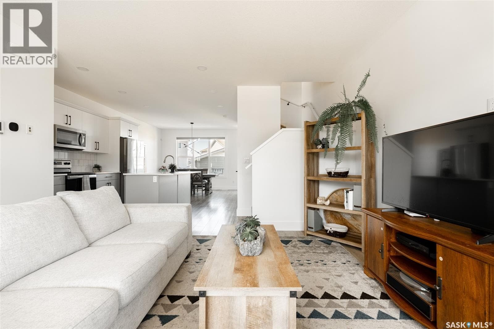180 Rosewood BOULEVARD E — photo 4