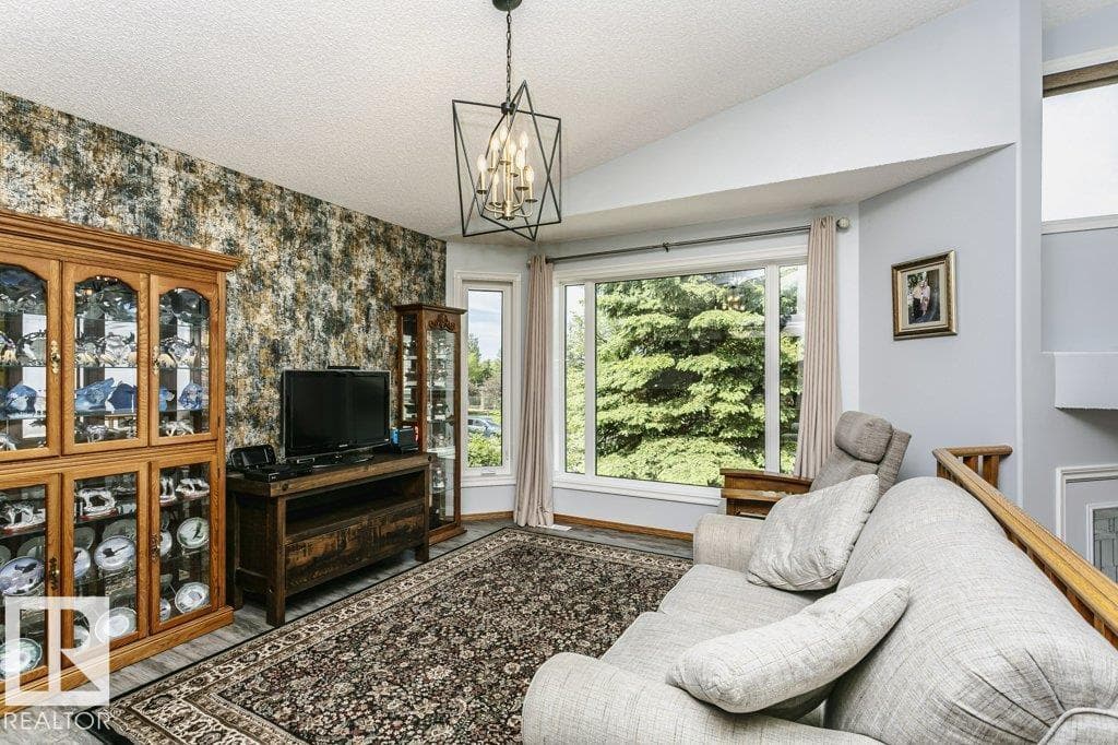 46 CLARKDALE DR — photo 4