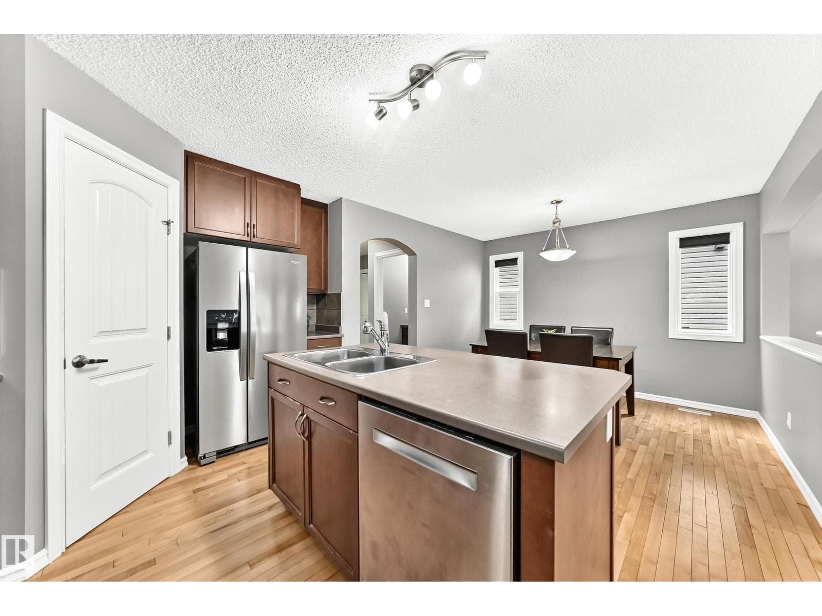 5233 2A AV SW — photo 2