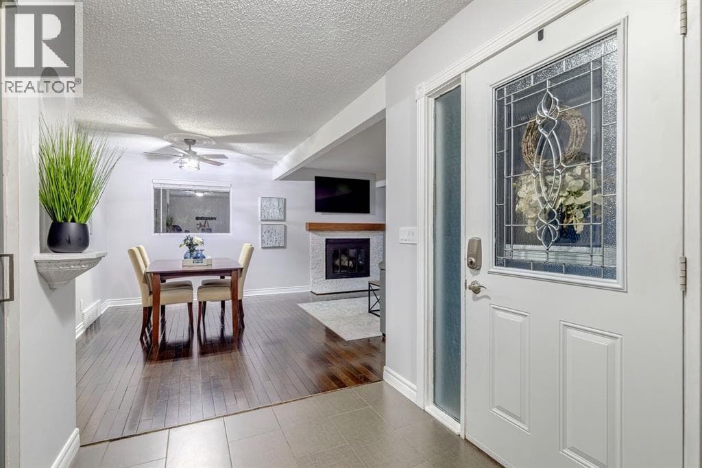 384 Midvalley Drive SE — photo 3