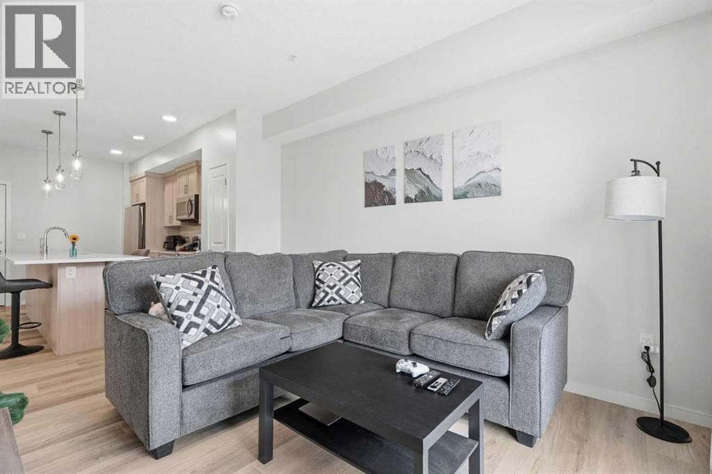 3207, 33 Carringham Gate NW — photo 3