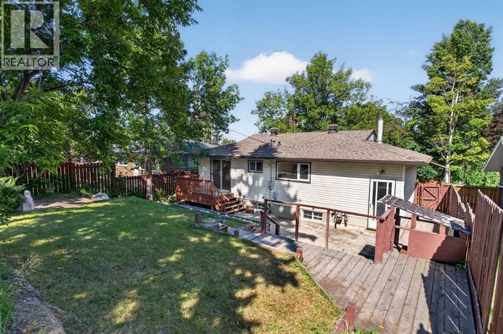 36 Hazelwood Crescent SW — photo 2