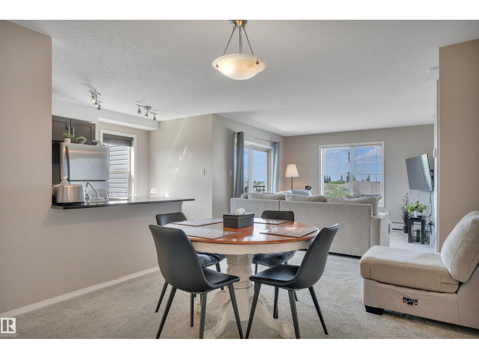 #402 11812 22 AV SW