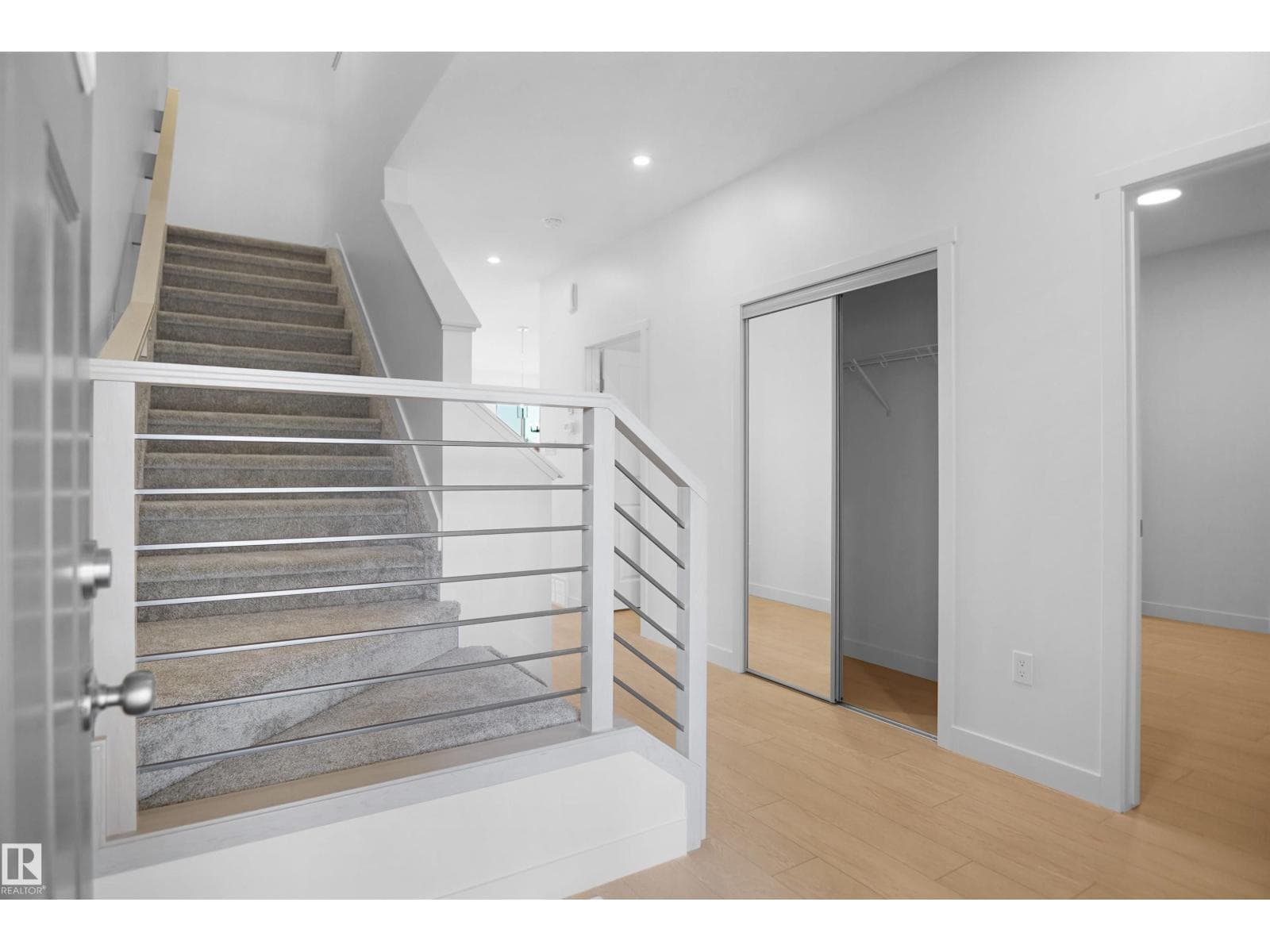 940 17 AV NW — photo 3