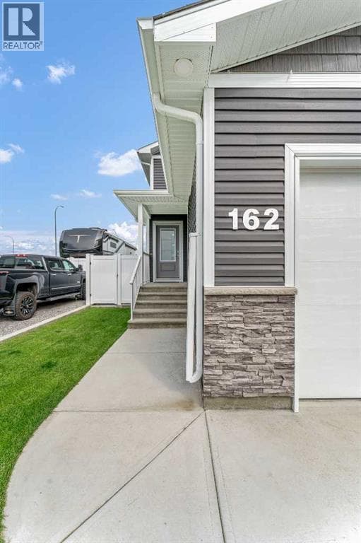 162 Somerset Way SE — photo 2