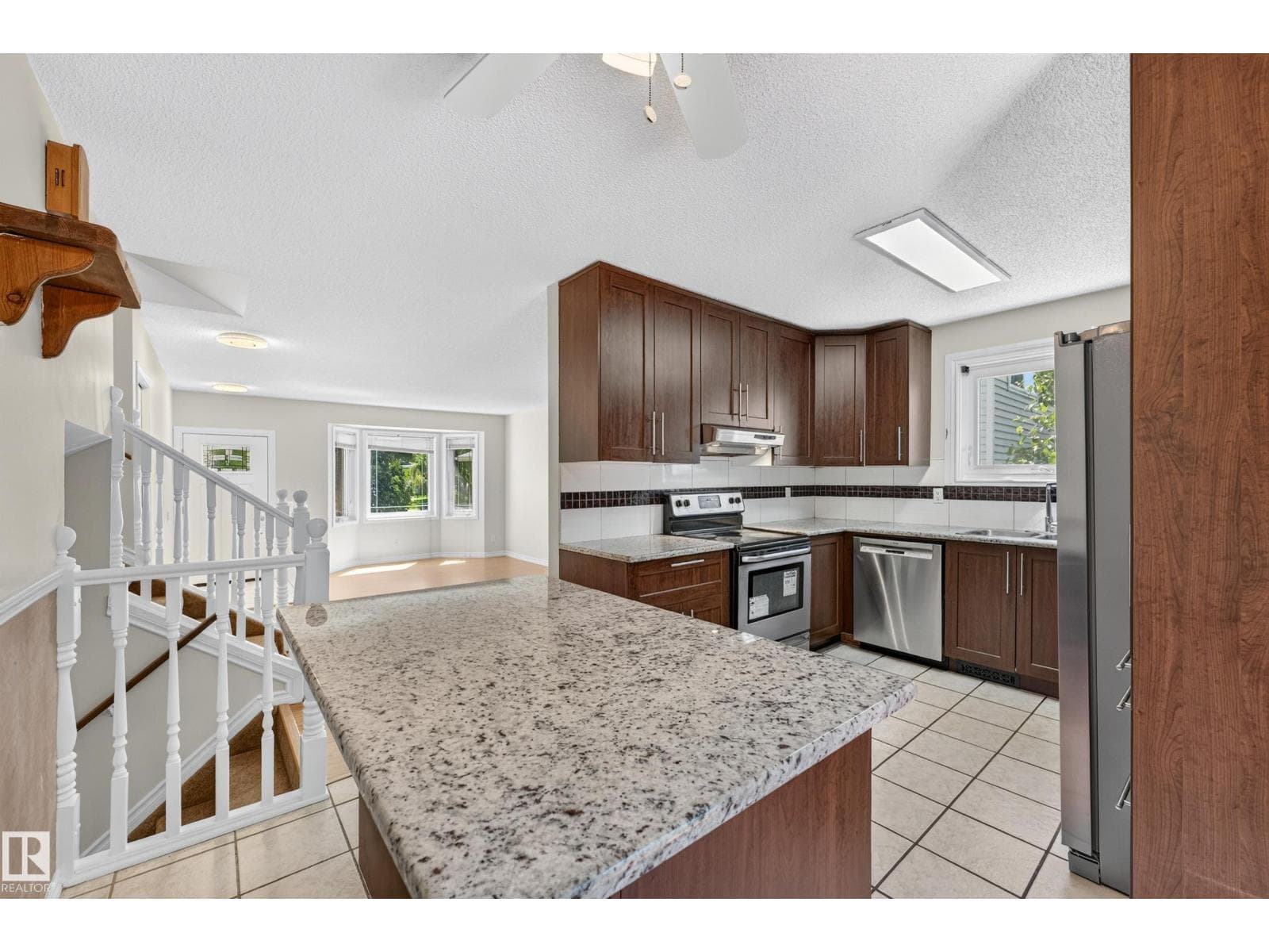 10332 21 AV NW