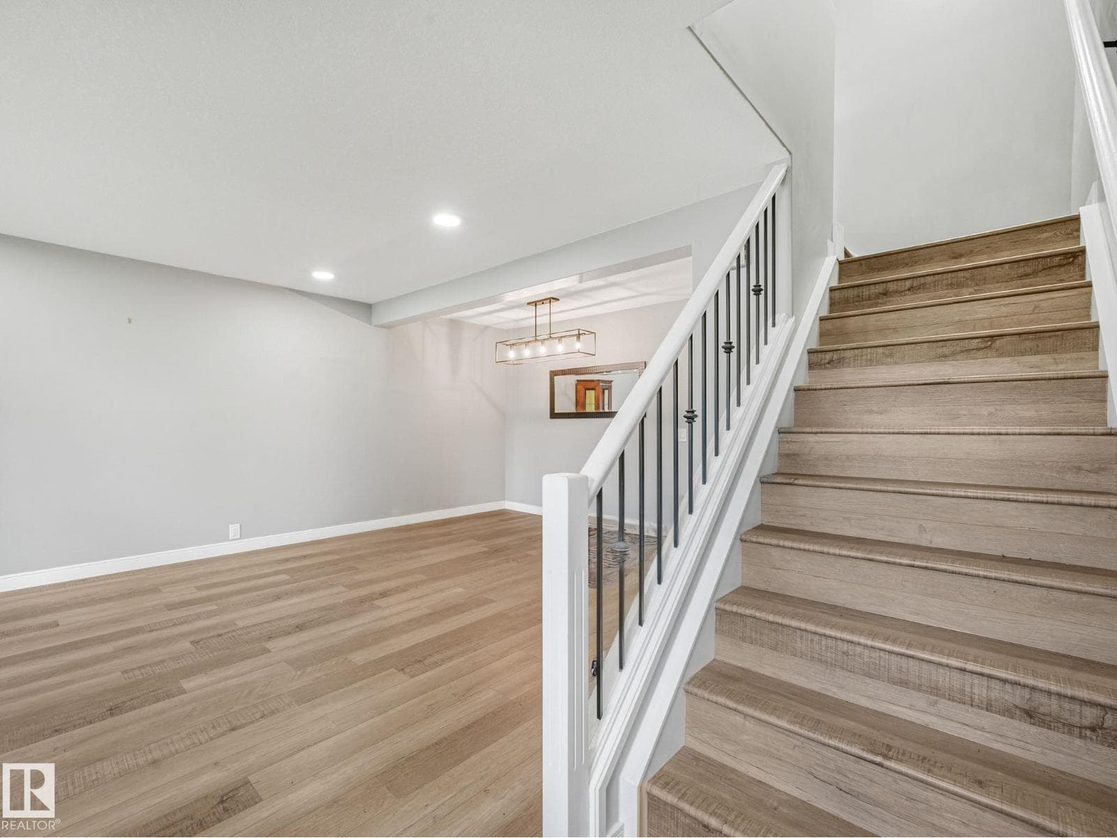 5421 22 AV NW — photo 5
