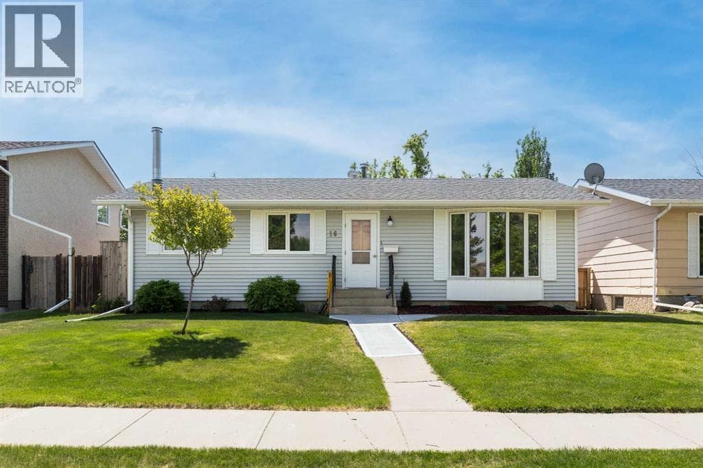 16 Simon Fraser Boulevard W