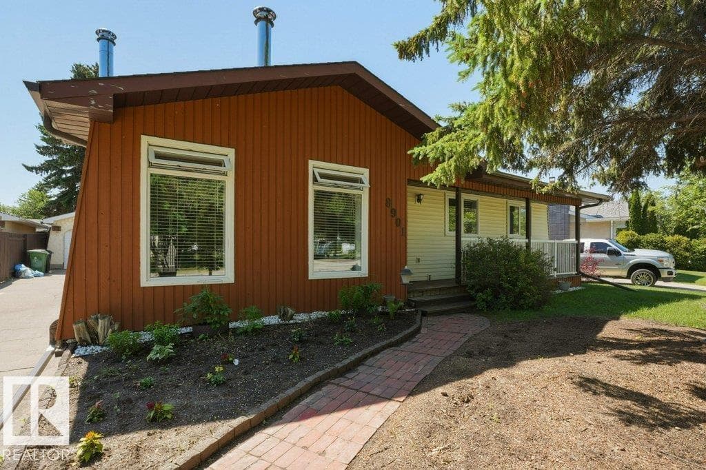 8901 94 AV — photo 3