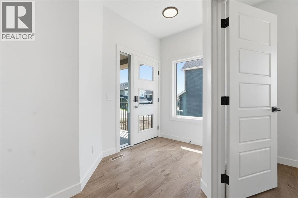 731 Langley Terrace SE — photo 2