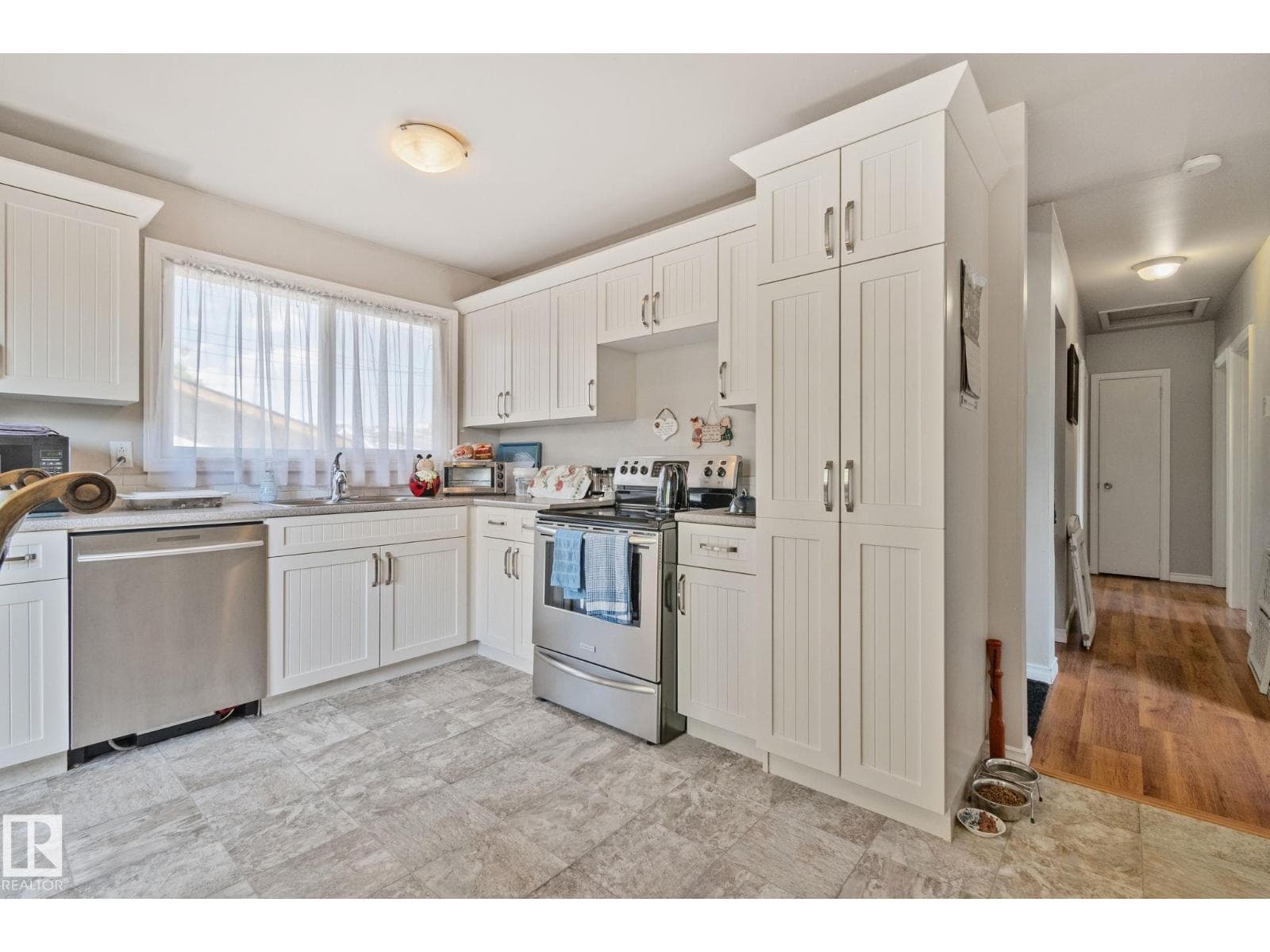 4624 48 AV NW — photo 3