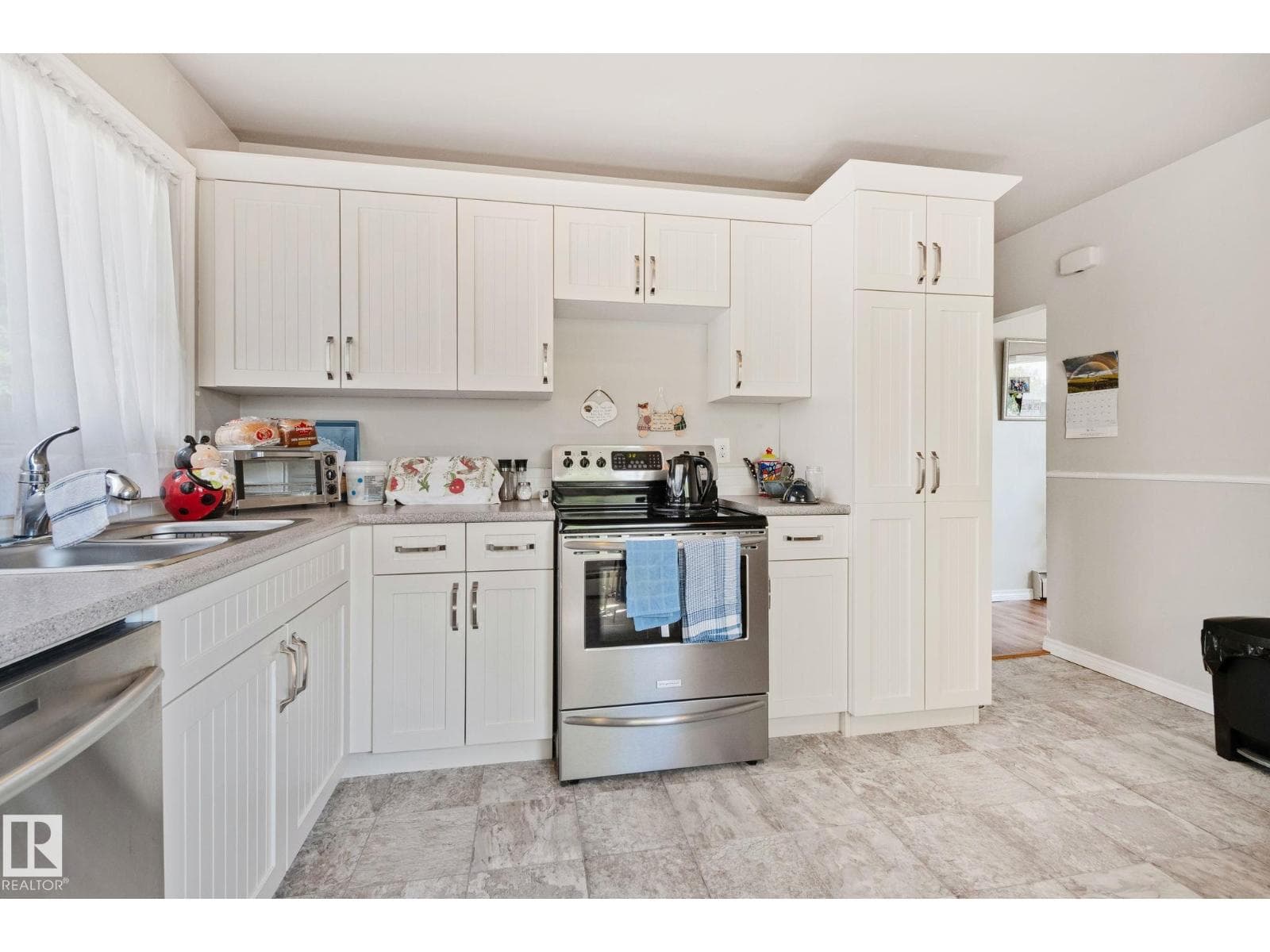 4624 48 AV NW — photo 4