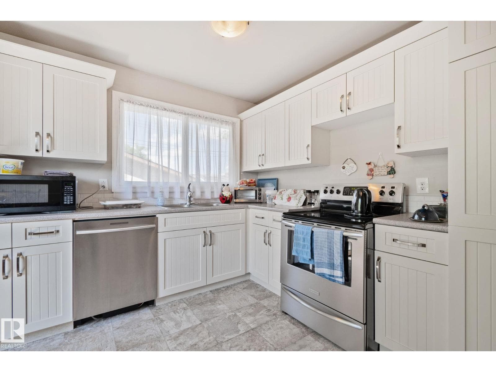 4624 48 AV NW — photo 5