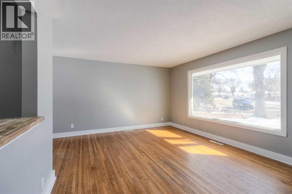 220 23 Street S — photo 3